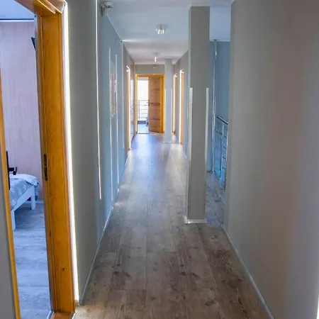 ホームステイ Nafali レバ